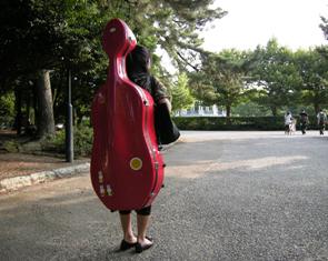 赤いチェロハードケース: 音の細道・・楽器片手に行雲流水