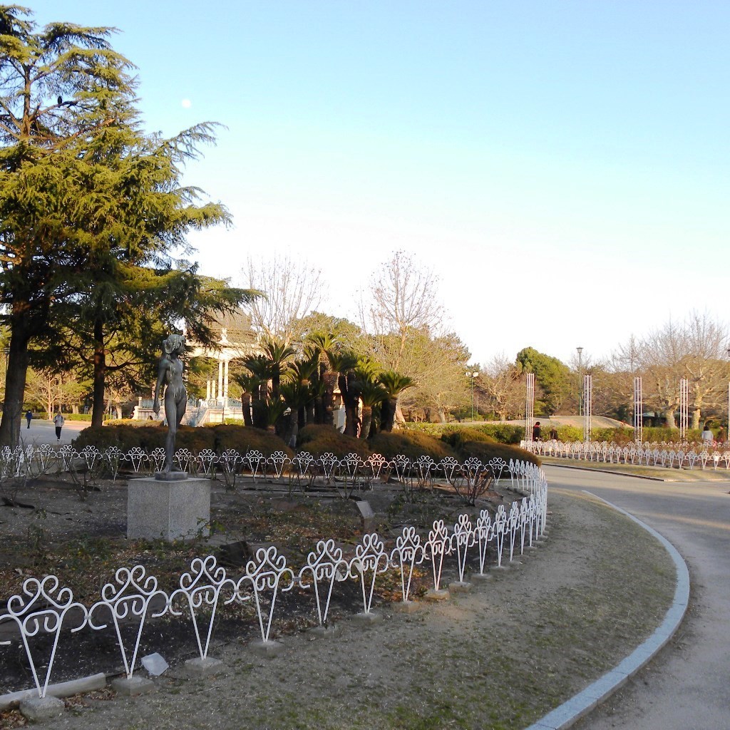 バラ園やら 昼の月やら ２月の鶴舞公園 音の細道 楽器片手に行雲流水