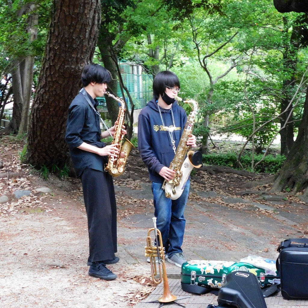 菖蒲池の畔でサックス ・ 鶴舞公園: 音の細道・・楽器片手に行雲流水